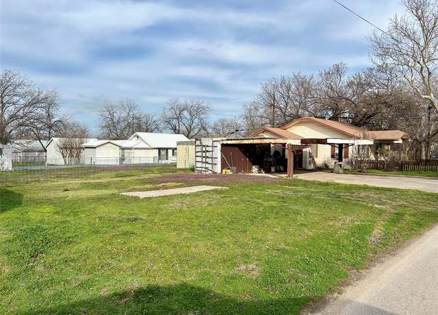 Property at 915 Young St, Nocona, TX 76255, 2 beds, 1 bath