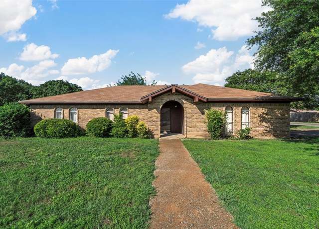 Property at 300 Travis Ln, Hewitt, TX 76643, 3 beds, 2 baths