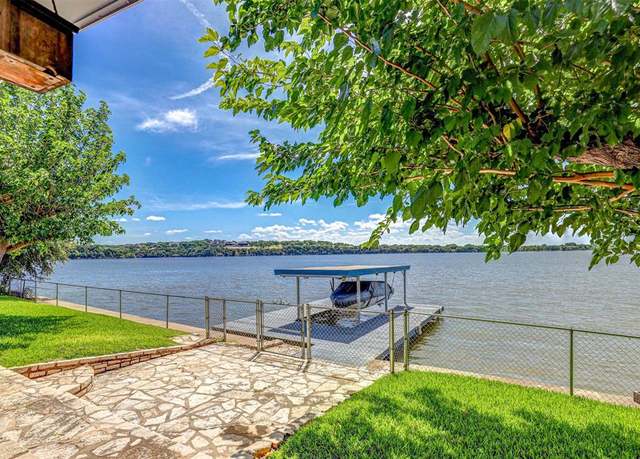 Property at 4018 Linda Ct, Granbury, TX 76048, 3 beds, 2 baths
