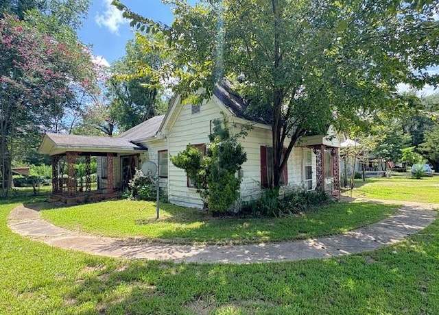 Property at 201 W Daingerfield St, Omaha, TX 75571, 3 beds, 2 baths