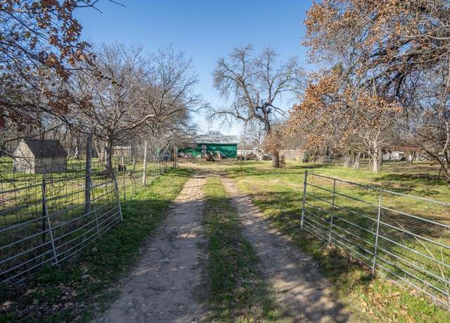 Property at 334 Briar Oaks Dr, Azle, TX 76020, 2 beds, 1.5 baths