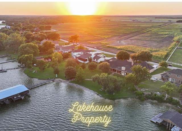Property at 129 Lakeshore Dr, Waxahachie, TX 75165, 3 beds, 2.5 baths