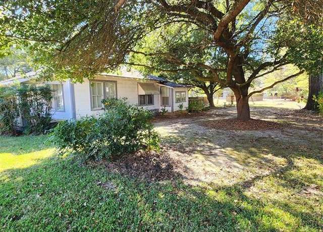 Property at 201 W Allen St, Mooringsport, LA 71060, 3 beds, 2 baths