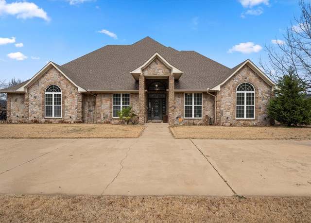 Property at 200 Country Club Dr, Mount Pleasant, TX 75455, 4 beds, 4 baths