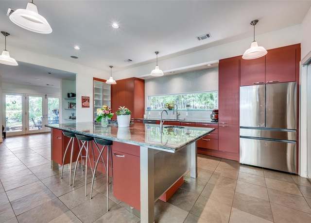 Property at 1580 Stemmons Ave, Dallas, TX 75208, 4 beds, 3 baths
