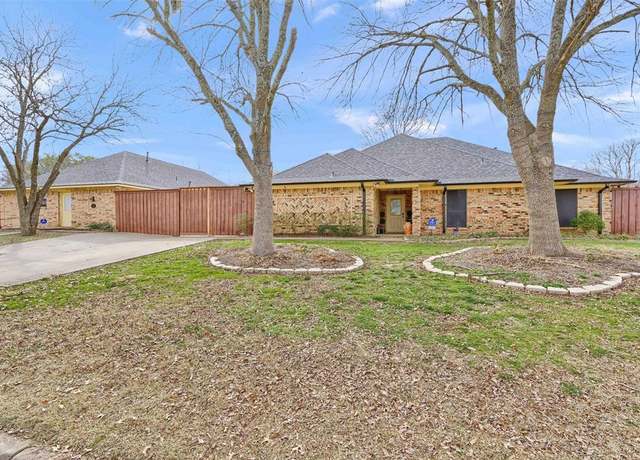 Property at 111 Park Ln, Pottsboro, TX 75076, 4 beds, 4 baths