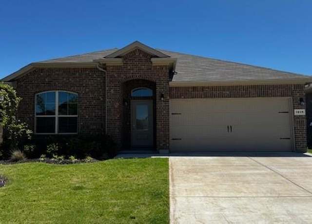 Property at 1915 Jackson St, Cleburne, TX 76033, 4 beds, 2 baths