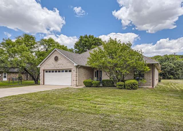 Property at 913 Charles Ct, Granbury, TX 76049, 3 beds, 2 baths