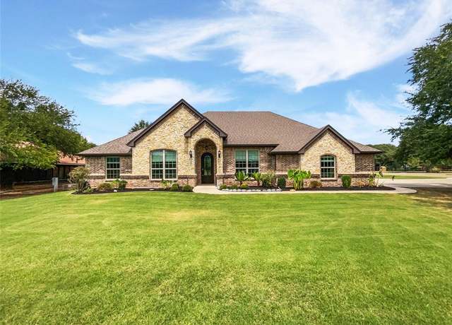 Property at 2214 Tree Top Ct, Granbury, TX 76049, 4 beds, 2.5 baths