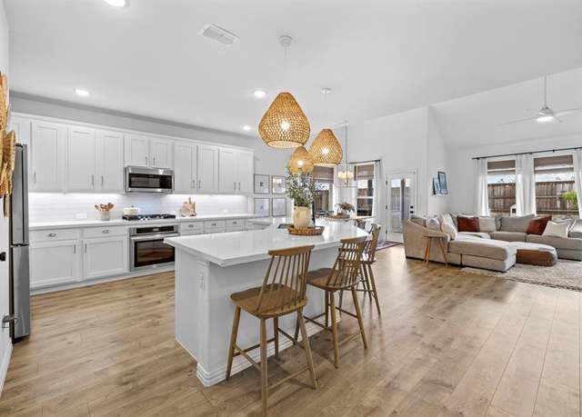 Property at 17009 Flagstone Dr, Celina, TX 75009, 4 beds, 2.5 baths