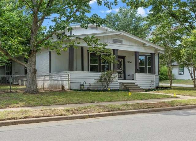 Property at 306 SW 7th St SW, Paris, TX 75460, 4 beds, 5 baths