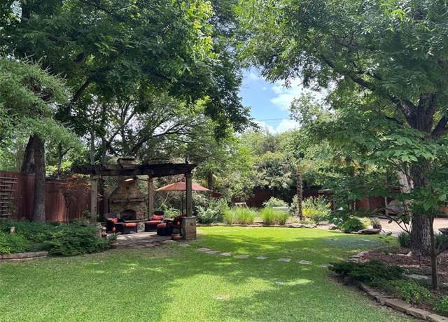 Property at 6814 Blackwood Dr, Dallas, TX 75231, 3 beds, 2.5 baths