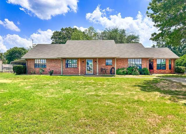 Property at 104 W Perry St, Frankston, TX 75763, 4 beds, 2 baths