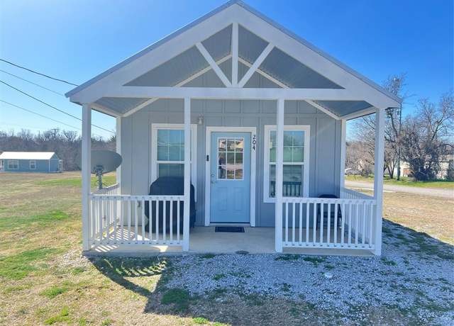 Property at 204 W Riley St, Bowie, TX 76230, 1 bed, 1 bath
