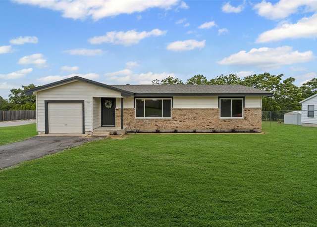 Property at 701 E 2nd St, Weatherford, TX 76086, 3 beds, 1 bath