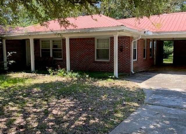 Property at 204 3rd St NW, Springhill, LA 71075, 3 beds, 1.5 baths