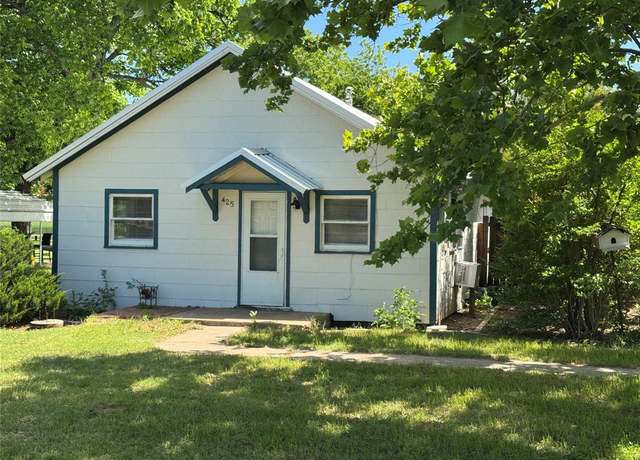 Property at 425 S 1st St W, Clyde, TX 79510, 2 beds, 1 bath