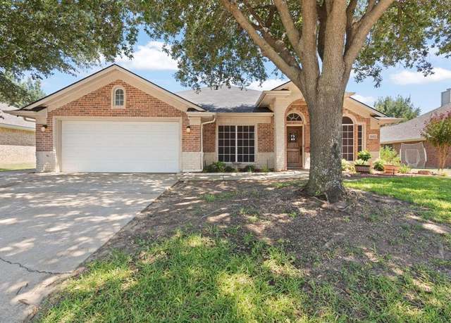 Property at 1117 SW Hillside Dr, Burleson, TX 76028, 4 beds, 2 baths