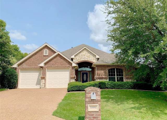 Property at 10954 Live Oak Creek Dr, Fort Worth, TX 76108, 3 beds, 3 baths