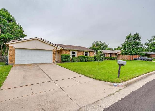 Property at 423 Parkview Dr, Burleson, TX 76028, 3 beds, 2 baths