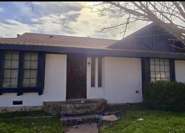 Property at 1104 E Robert St, Fort Worth, TX 76104, 3 beds, 2 baths
