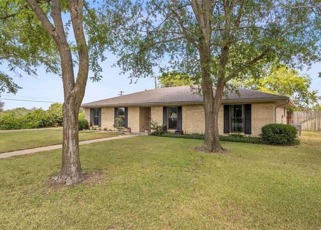 Property at 10301 Oak Creek Dr, Greenville, TX 75402, 3 beds, 2 baths