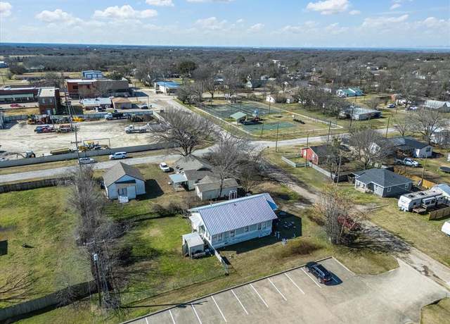 Property at 100 S Kerr St, Blooming Grove, TX 76626, 5 beds, 3 baths