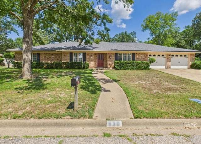 Property at 930 Bradley Dr, Athens, TX 75751, 4 beds, 2.5 baths