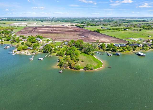 Property at 139 Lakeshore Dr, Waxahachie, TX 75165, 3 beds, 2 baths