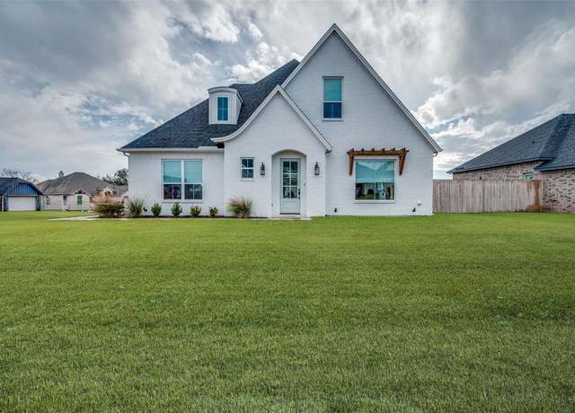 Property at 4017 Gallivant Dr, Granbury, TX 76049, 3 beds, 3.5 baths