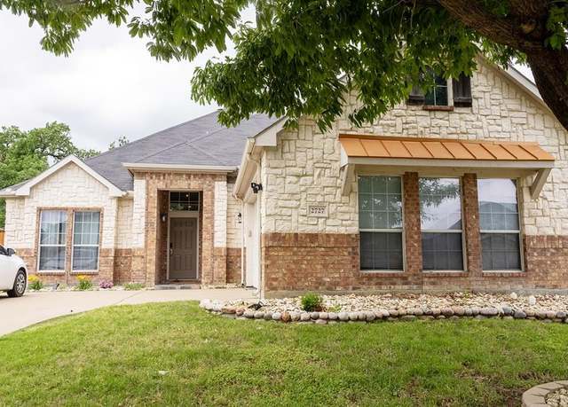 Property at 2727 Meadow Lake Dr, Grand Prairie, TX 75050, 3 beds, 2 baths