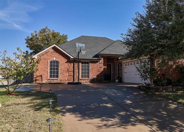 Property at 1612 Nashwood Dr, Grand Prairie, TX 75051, 3 beds, 2 baths