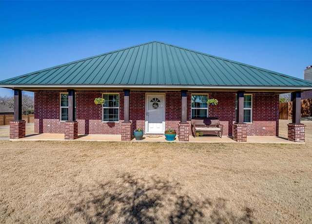 Property at 1105 Riverwood Trl, Cleburne, TX 76033, 3 beds, 2 baths