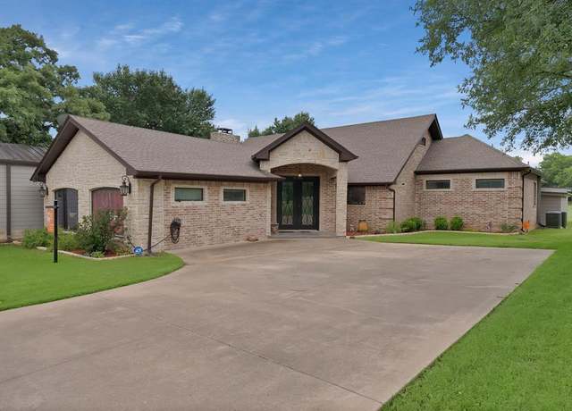 Property at 5014 Largo Dr, Granbury, TX 76049, 4 beds, 3.5 baths