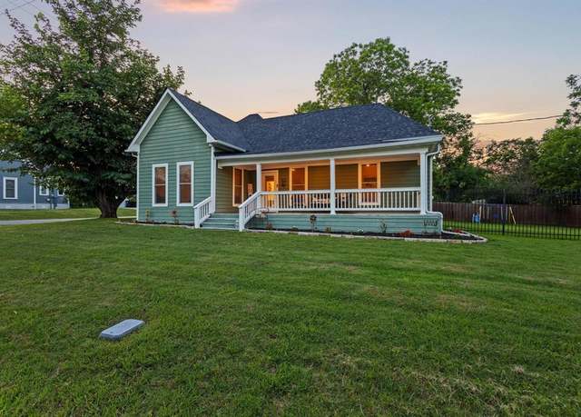 Property at 300 E Liberty St, Pilot Point, TX 76258, 3 beds, 1.5 baths