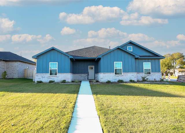Property at 1412 Mason St, Bowie, TX 76230, 3 beds, 2 baths