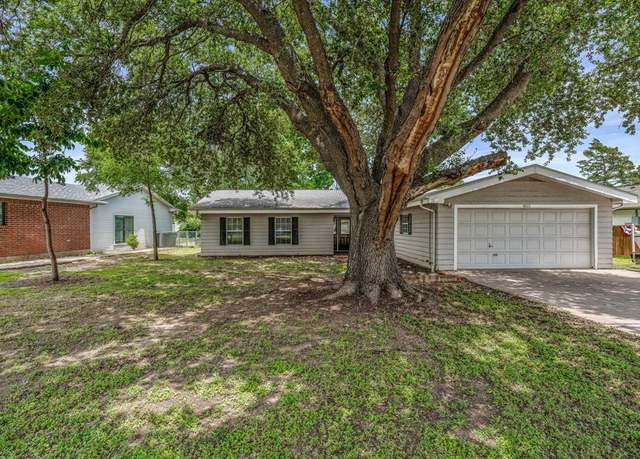 Property at 4013 Cherokee Ct, Granbury, TX 76048, 3 beds, 2 baths