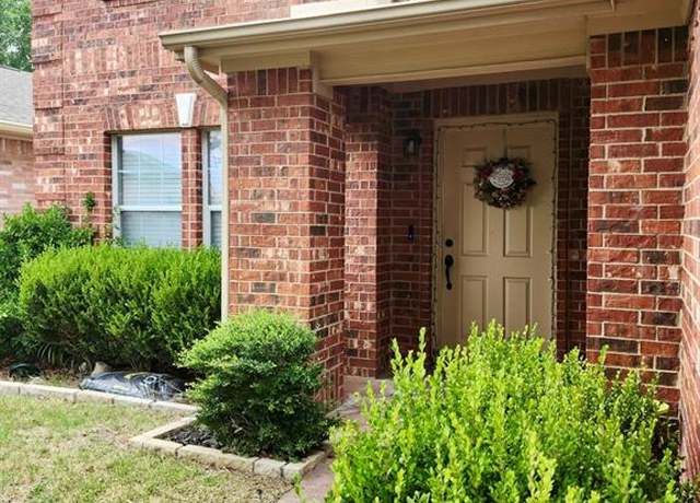 Property at 2620 Big Spring Dr, Fort Worth, TX 76120, 5 beds, 3.5 baths