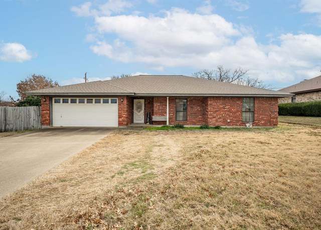 Property at 130 Ben Hogan Dr, Stephenville, TX 76401, 3 beds, 2 baths