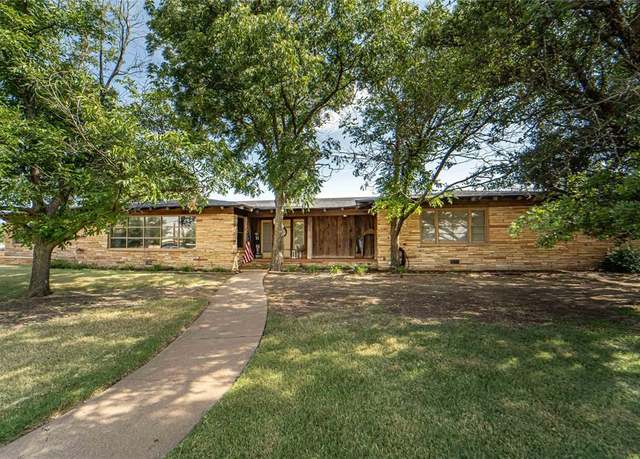 Property at 1501 W Elliott St, Breckenridge, TX 76424, 4 beds, 3.5 baths