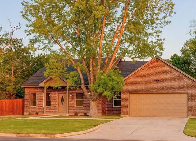 Property at 1511 W 13th Ave, Corsicana, TX 75110, 3 beds, 2 baths