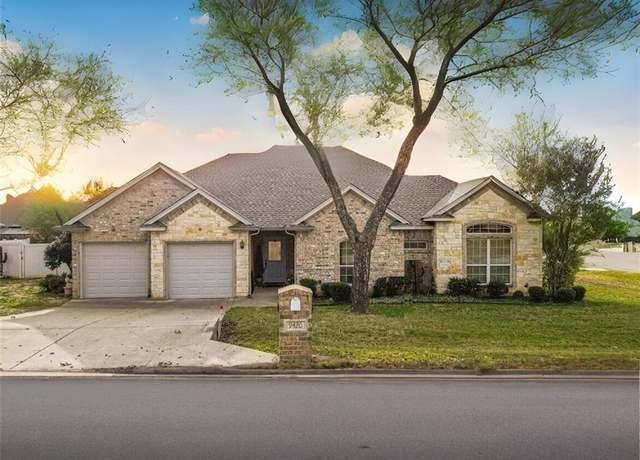 Property at 9420 Gleneagles Dr, Granbury, TX 76049, 3 beds, 3 baths