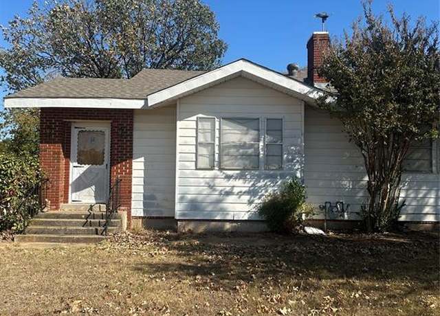Property at 900 Grayson St, Nocona, TX 76255, 3 beds, 2 baths