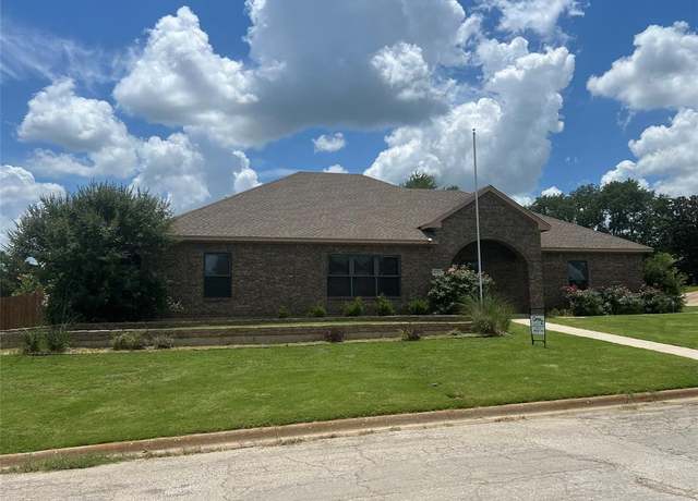 Property at 1623 W College, Jacksboro, TX 76458, 3 beds, 2.5 baths