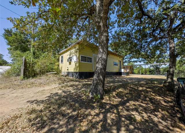 Property at 738 Frontier St, Bowie, TX 76230, 1 bed, 1 bath