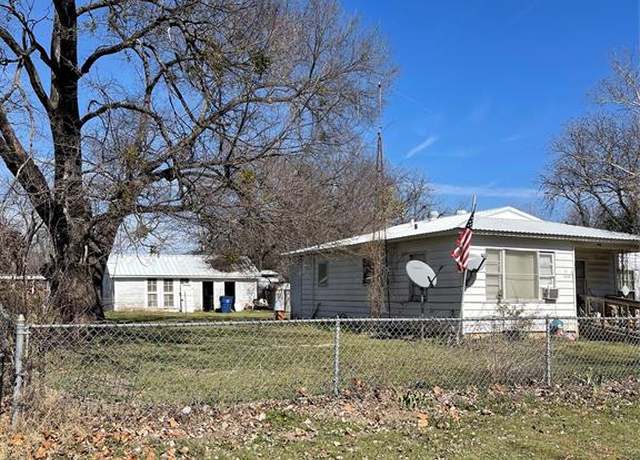 Property at 310 W Cobb St, Bridgeport, TX 76426, 2 beds, 1 bath