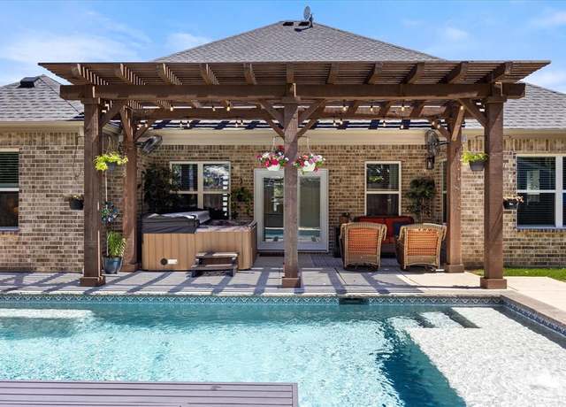 Property at 2610 Austin Dr, Granbury, TX 76048, 4 beds, 2.5 baths