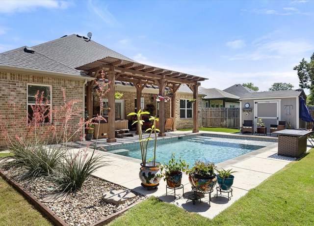 Property at 2610 Austin Dr, Granbury, TX 76048, 4 beds, 2.5 baths