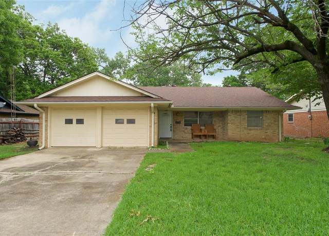 Property at 1112 Hillside Dr, Gainesville, TX 76240, 3 beds, 2 baths