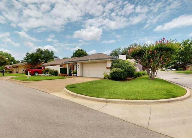 Property at 1618 Grandview Dr, Arlington, TX 76012, 3 beds, 2 baths